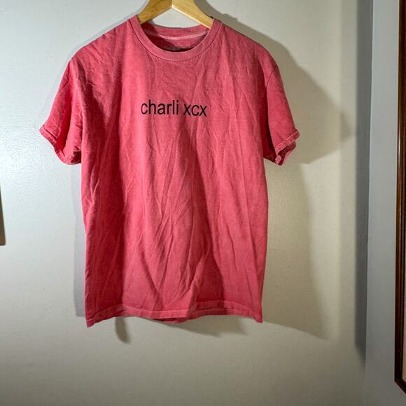Charli XCX UO BRAT T-Shirt "Hi It's Me You're All In Danger" Pink Small - Picture 5 of 6